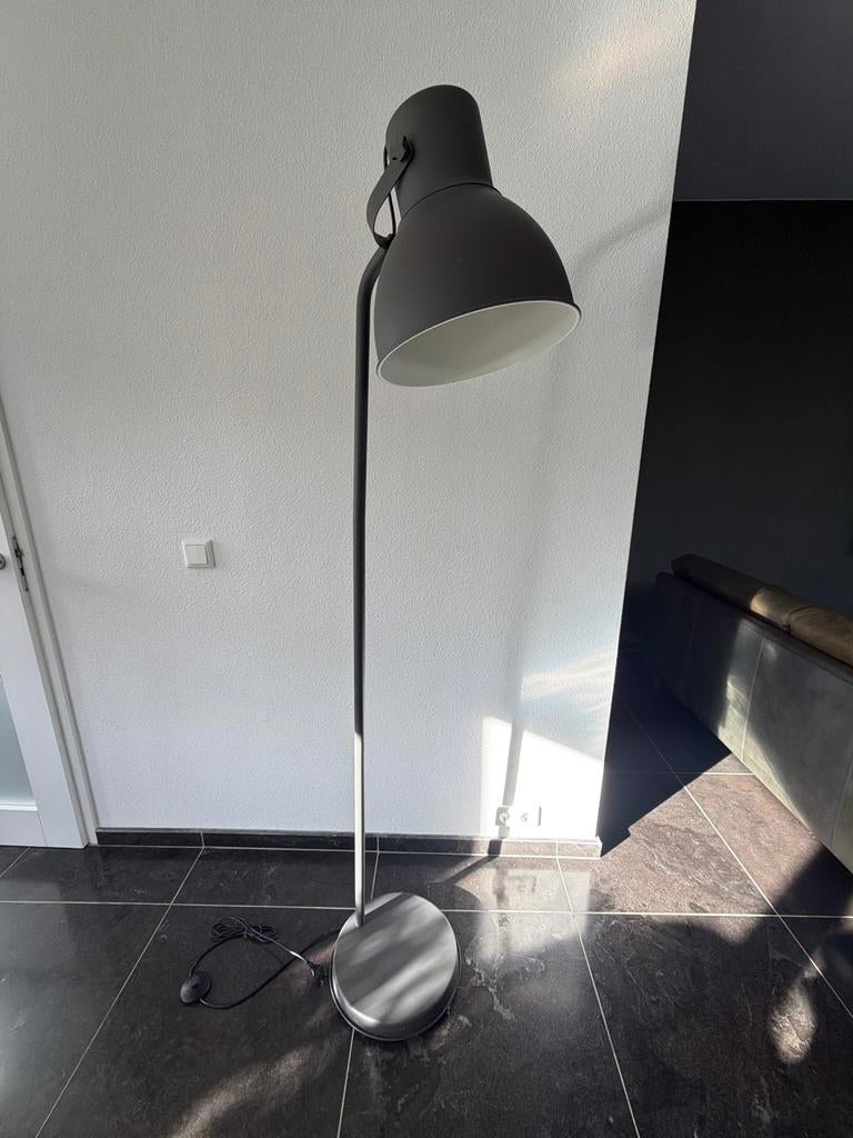 IKEA Hektar staande lamp - Donkergrijs, zo goed als nieuw, Ophalen, Zo goed als nieuw, Metaal, 150 tot 200 cm