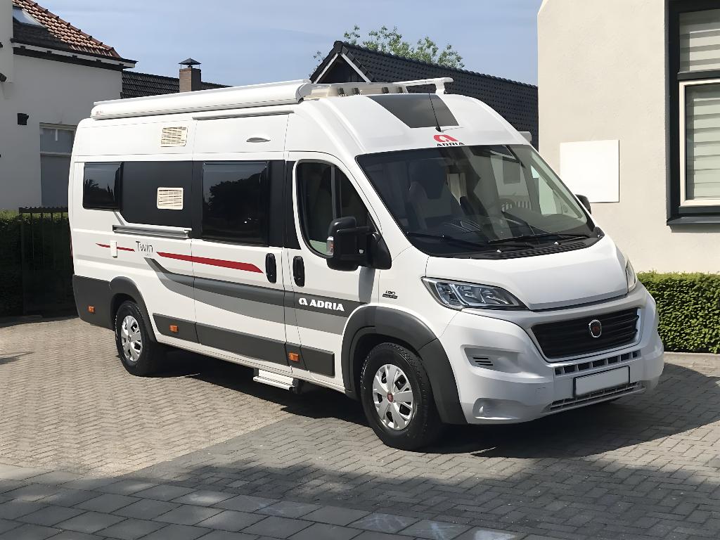 Adria Twin 640 SLX   |  lengtebedden  |  150 PK  | 49.900 km, Chemisch toilet, Buscamper of Camperbus, Luifel, Ringverwarming