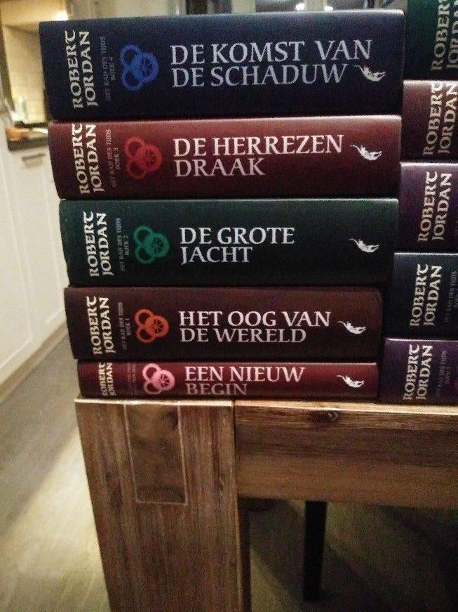 Robert Jordan Het Rad Des Tijds 4 delen, Boeken, Ophalen of Verzenden, Zo goed als nieuw