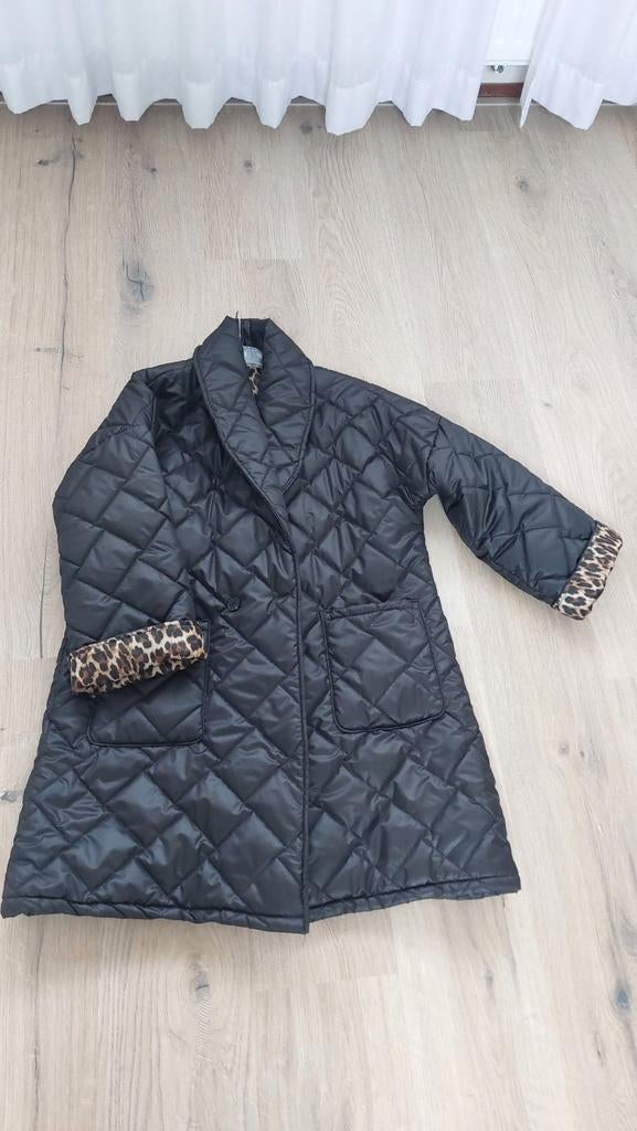 Nog nieuw, zwarte doorgestikte jas met pantervoering., Ophalen of Verzenden, Nieuw, Zwart