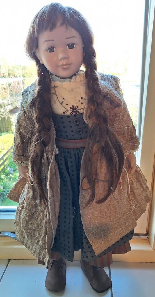 Antieke porseleine Pop met bruine vlechten en kleding, Ophalen of Verzenden, Gebruikt, Pop