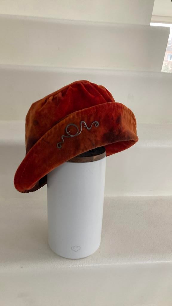 Seventies hoedje met hoedenspeld, Kleding | Dames, Hoeden en Petten, Ophalen of Verzenden, Zo goed als nieuw, One size fits all