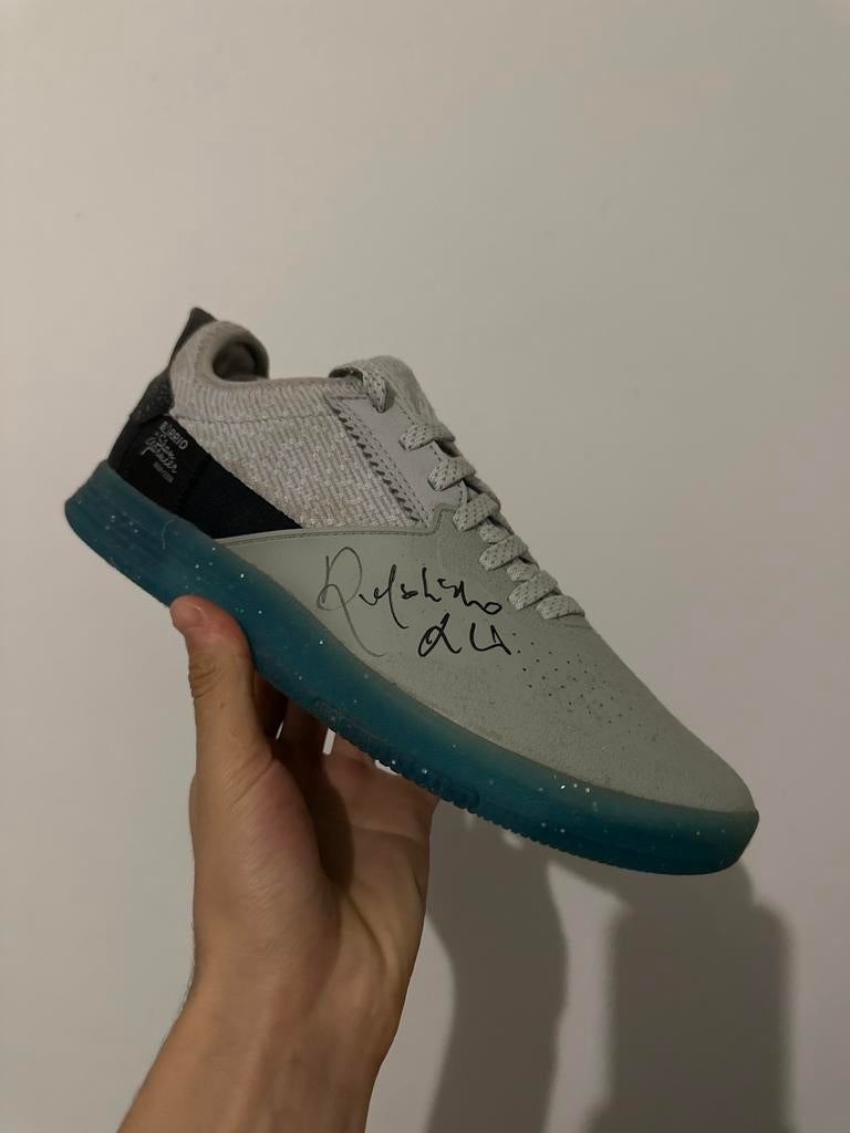 Gesigneerde schoen Ronaldinho - Met bewijs, Ophalen of Verzenden, Gedragen, Overige kleuren, Sneakers of Gympen