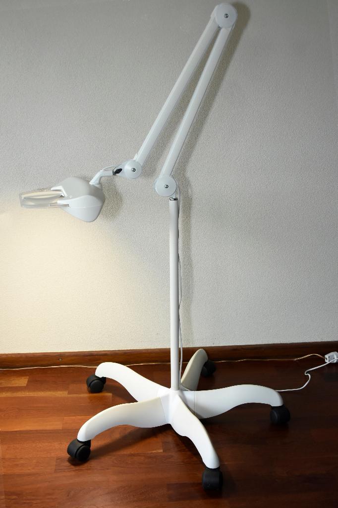 Zeer mooie professionele Luxo loeplamp in perfecte nw.staat, Ophalen, Zo goed als nieuw