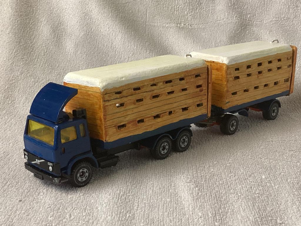 VOLVO F7 vrachtwagen met aanhanger als houten veebakken, Ophalen of Verzenden, Zo goed als nieuw, Bus of Vrachtwagen, SIKU