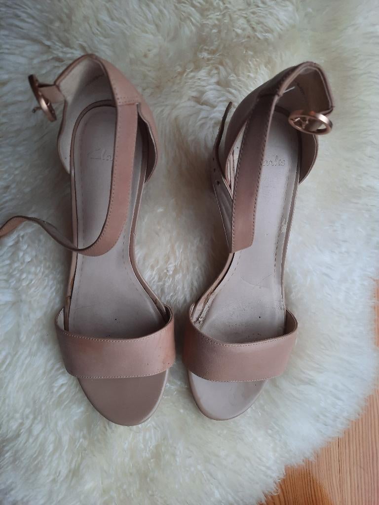 Clarks peeptoe sandalen muiltjes nude pink lak leer 40, Beige, Clarks, Gedragen, Sandalen of Muiltjes