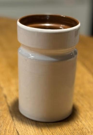 Retro vaas - witte buitenzijde, bruine binnenzijde, Huis en Inrichting, Gebruikt, Overige kleuren, Aardewerk of Porselein, Ophalen of Verzenden