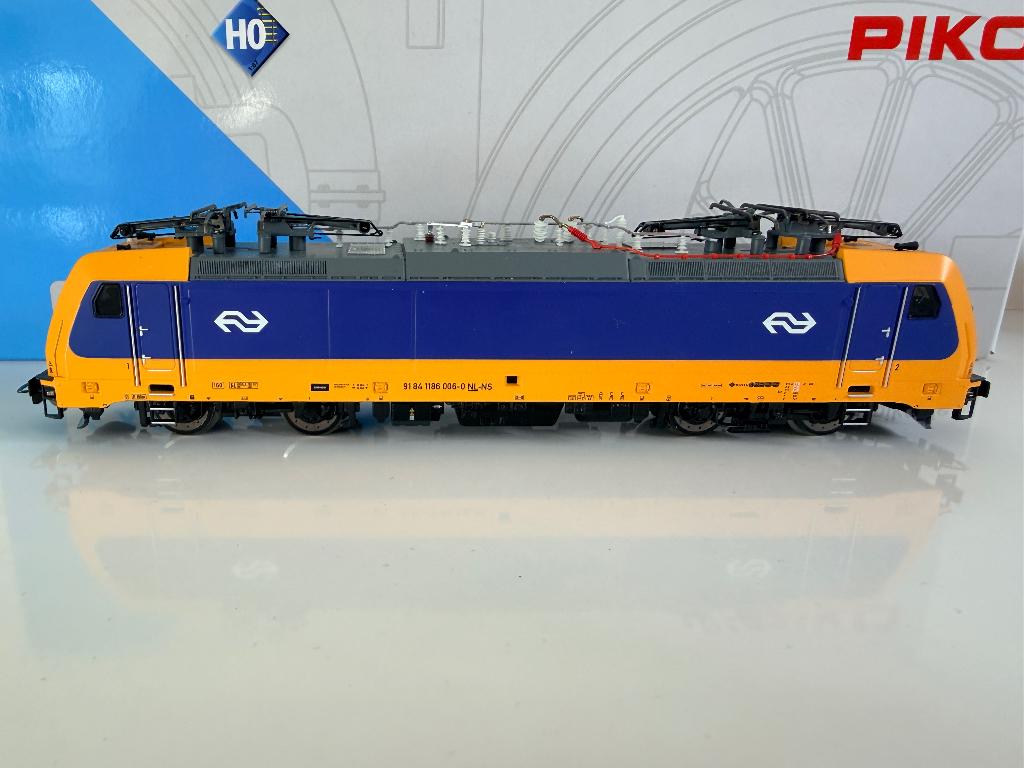 Piko 59962-6  NS BR 186 TRAXX NS SOUND en DC digitaal DCC, Hobby en Vrije tijd, Ophalen, Piko, Gelijkstroom, Locomotief