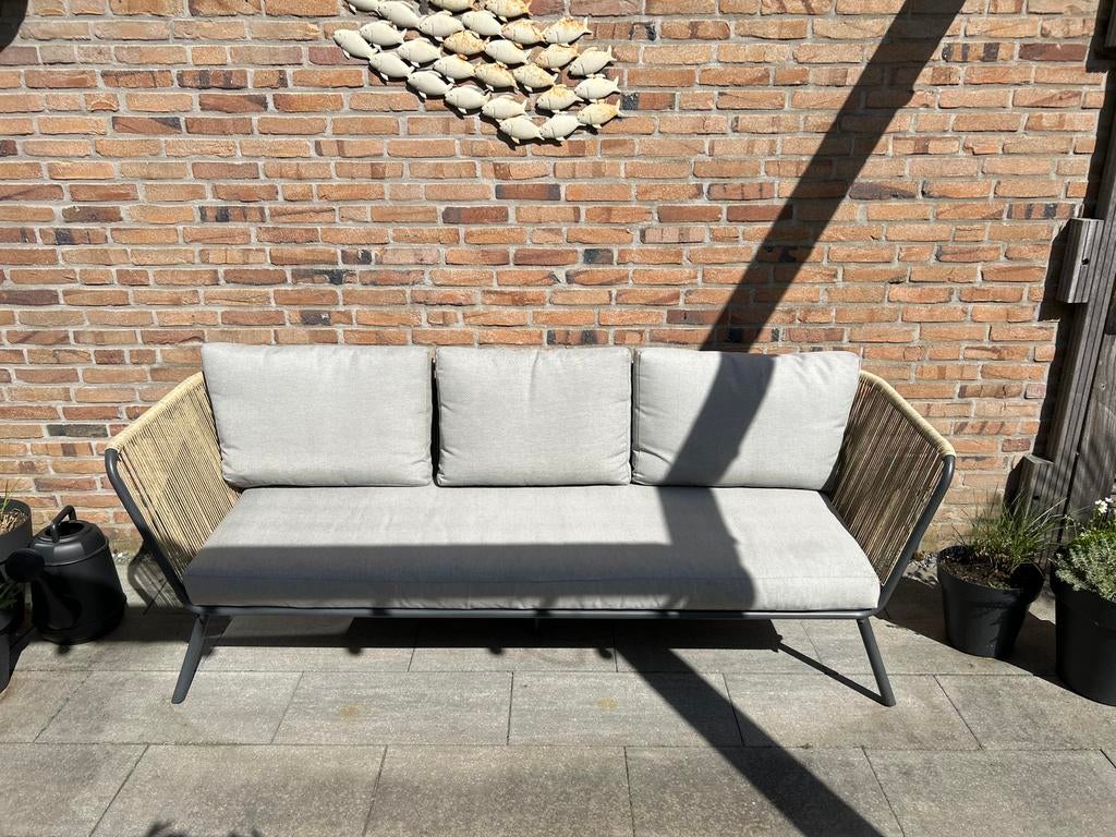 Loungesofa met grijze kussens kunststof rotan  tuinbank, Ophalen, Overige materialen, 3 zitplaatsen, Zo goed als nieuw