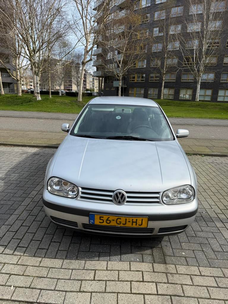 Nette Volkswagen Golf 1.6 77KW 2000. Nieuw Apk. 31.3.2027, Auto's, Voorwielaandrijving, 1064 kg, 49 €/maand, Handgeschakeld