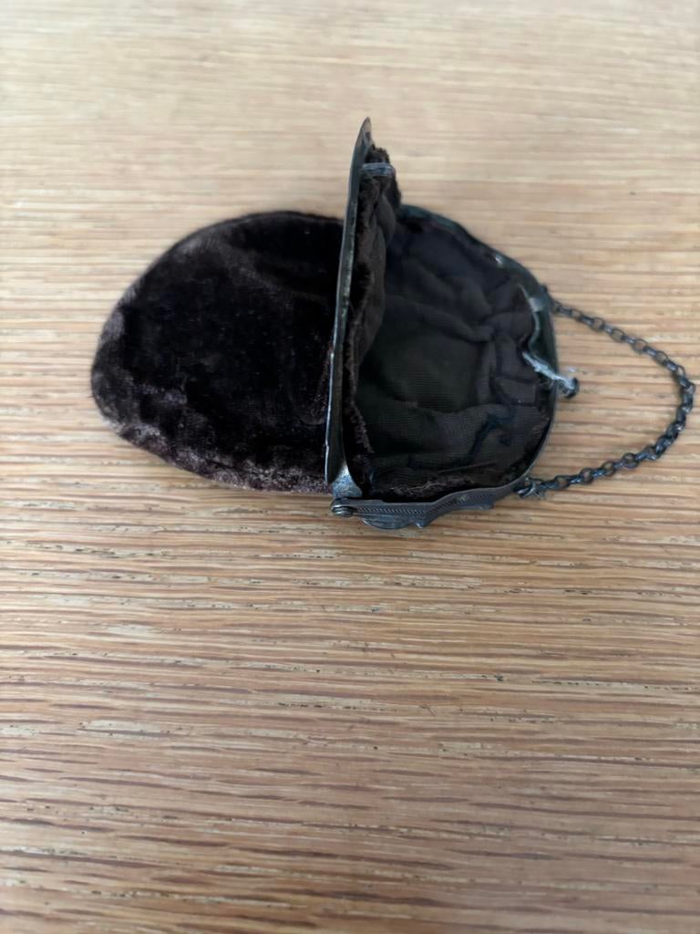 Vintage fluwelen portemonnee met metalen beugel, Overige merken, Gebruikt, Bruin, Ophalen of Verzenden