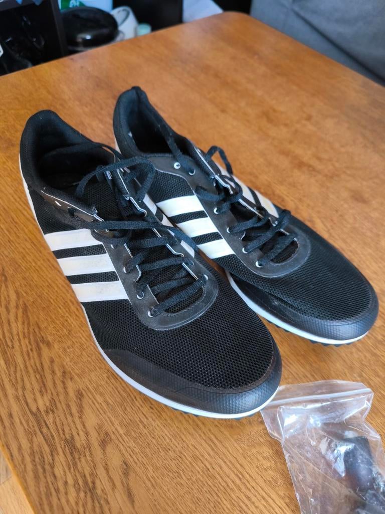 Adidas sportschoenen met spikes, Sport en Fitness, Loopsport en Atletiek, Adidas, Ophalen of Verzenden, Zo goed als nieuw, Overige sporten
