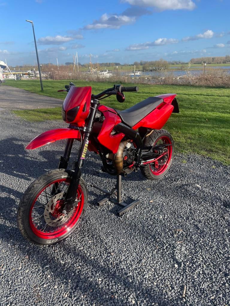 Derbi Senda SM 70cc/80cc- Apple Candy Red - Stage 2 Getuned, Ophalen, 6 versnellingen, Maximaal 45 km/u, Zo goed als nieuw