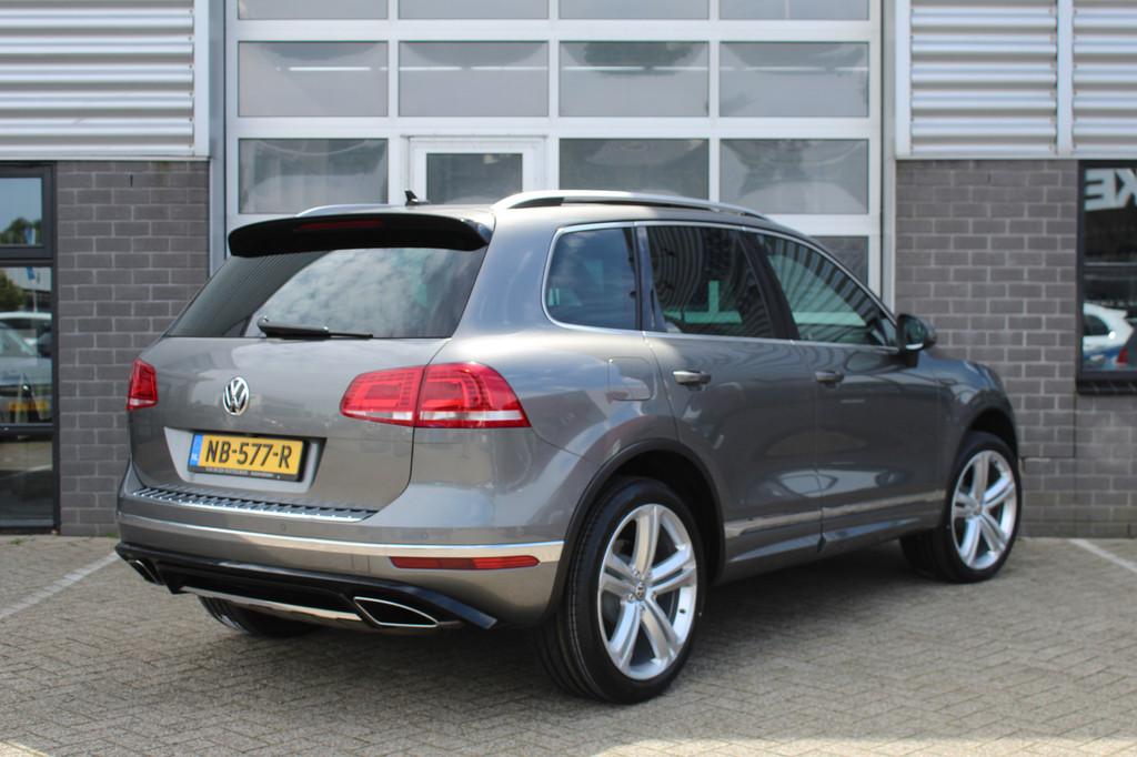 Volkswagen Touareg 3.0 TDI R-line / Panoramadak / Dynaudio /, Auto's, Automaat, 15 km/l, Gebruikt, Met garantie (alle)