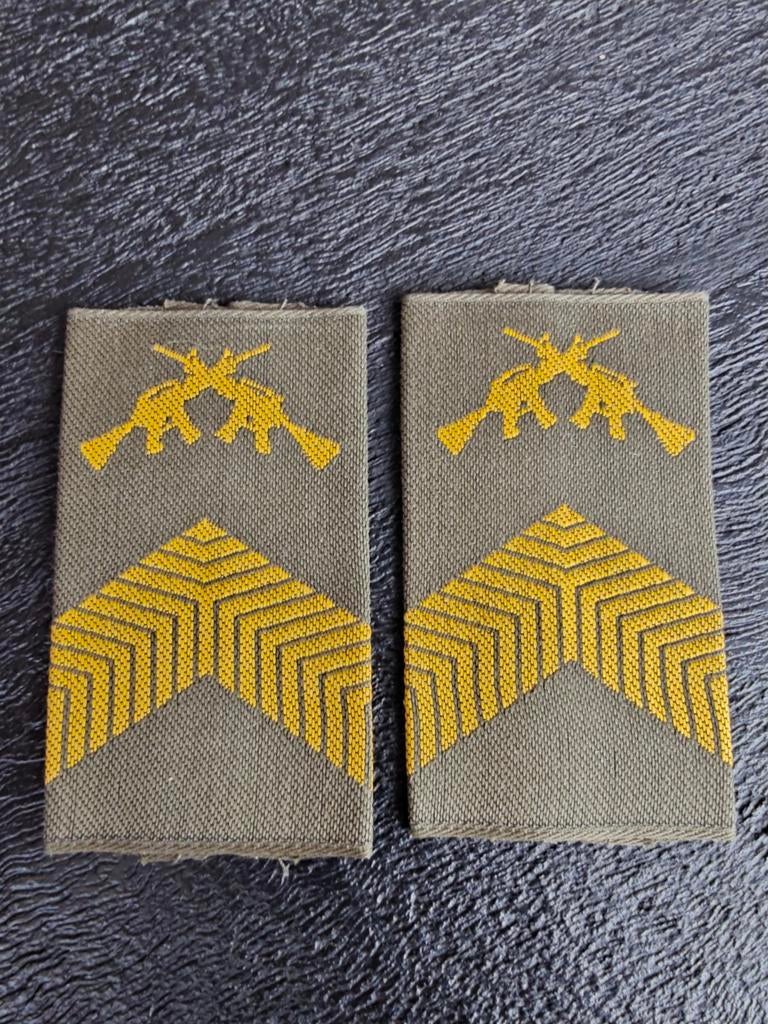 Rangonderscheidingstekens Korporaal OLK, Verzamelen, Ophalen of Verzenden, Landmacht, Nederland