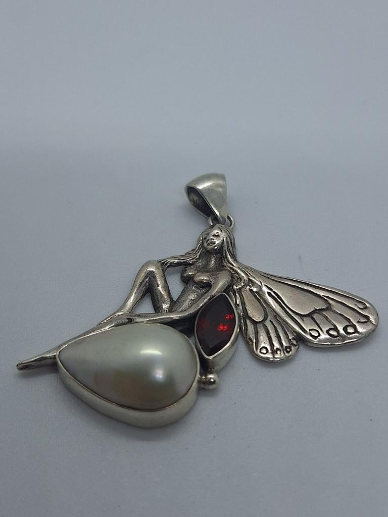 Prachtige 925 Zilveren Engel Hanger met Parel en Granaat, Met edelsteen, Overige voorstellingen, Ophalen of Verzenden, Zo goed als nieuw