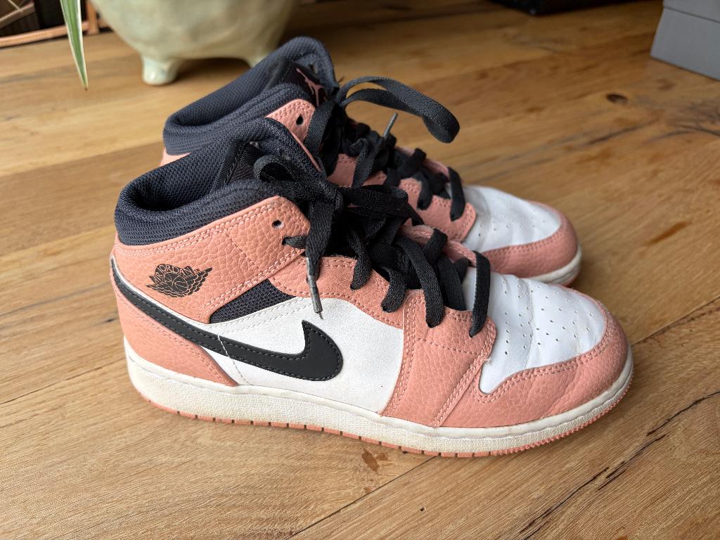Nike Air Jordan 1 mid pink quartz, Kleding | Dames, Schoenen, Nike Air Jordan, Ophalen of Verzenden, Roze, Sneakers of Gympen