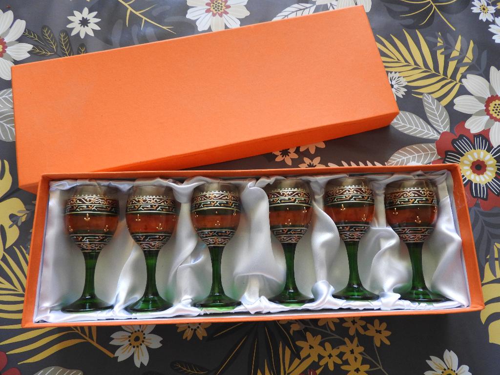 Zes prachtige gekleurde Borrel- Wijnglazen - In een doos, Antiek en Kunst, Ophalen of Verzenden