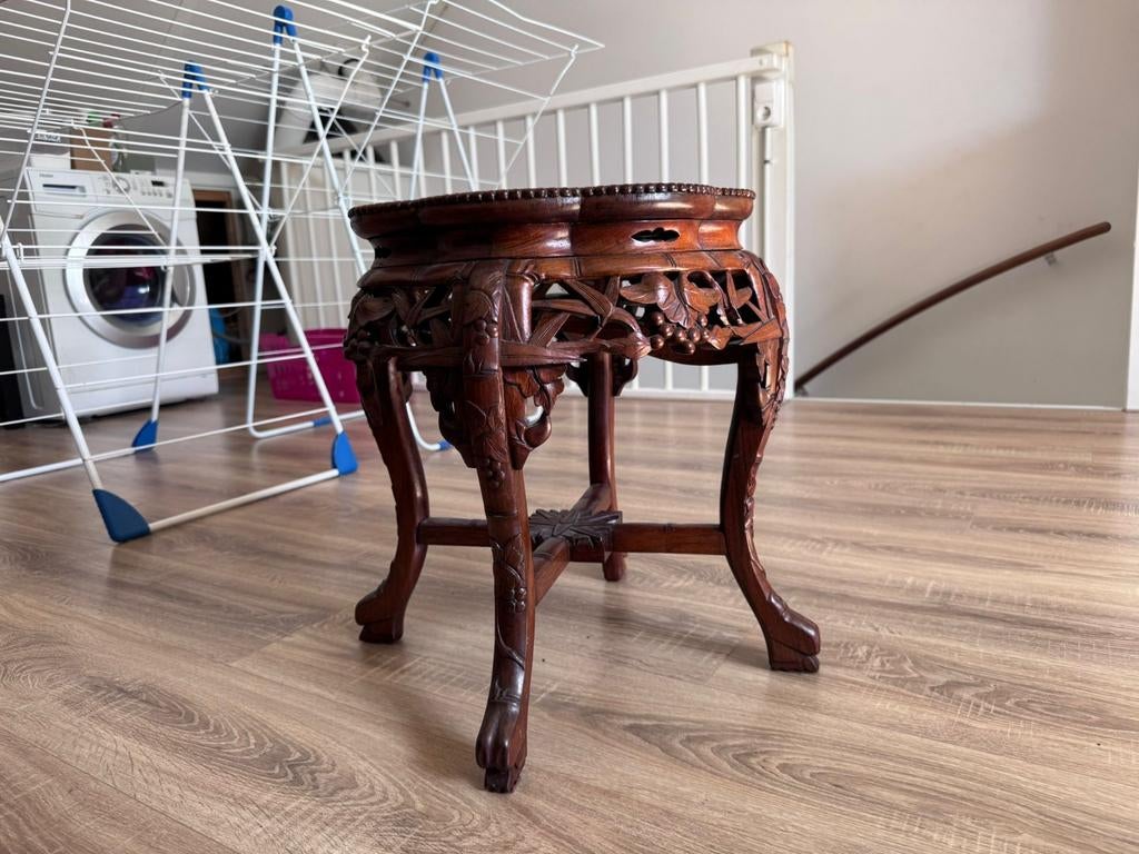 Antieke bijzettafel met houtsnijwerk, Ophalen