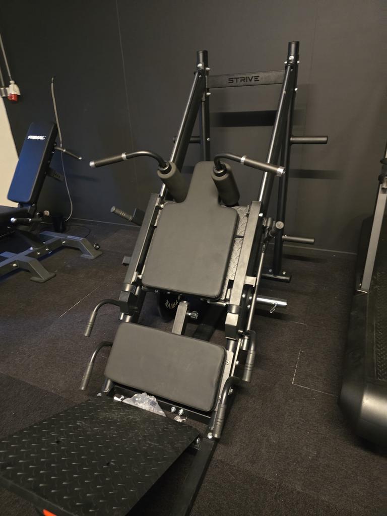 Strive leg press / hack squat combinatie - nieuw, Ophalen, Gebruikt, Benen, Strive