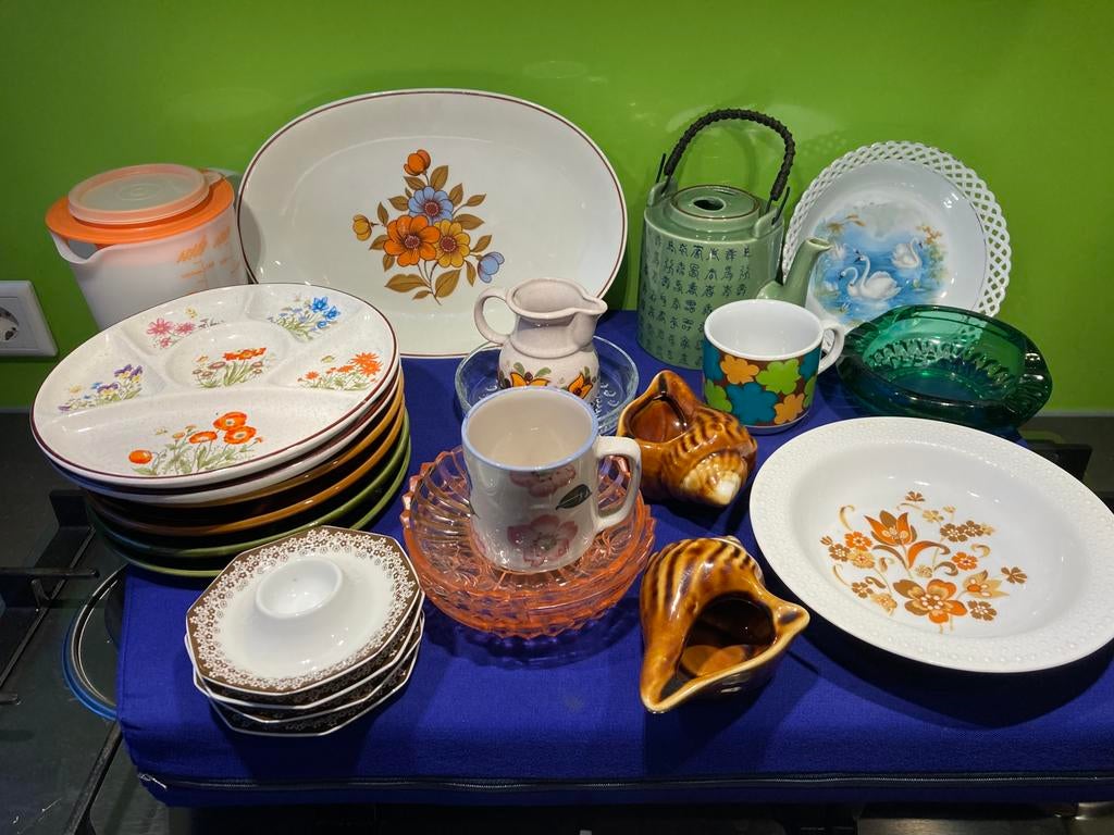 Grote vintage servies bundel – 25 items – jaren ’70 mix, Ophalen of Verzenden, Aardewerk, Overige stijlen, Bord(en)