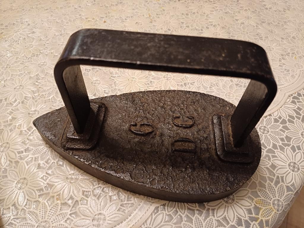 Antiek uit 1900  zwaar gietijzeren strijkijzer., Antiek en Kunst, Ophalen of Verzenden