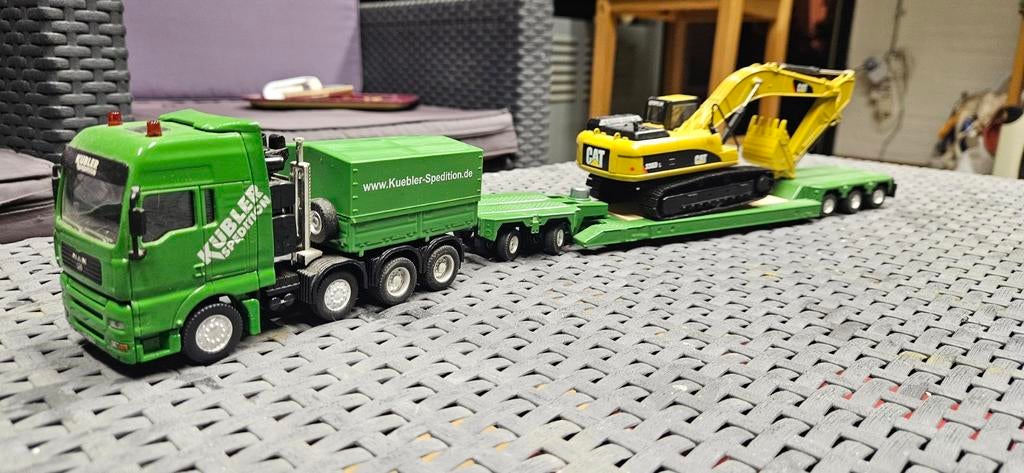 Model MAN vrachtwagen met CAT graafmachine, Hobby en Vrije tijd, Modelauto's | 1:32, Zo goed als nieuw, Bus of Vrachtwagen, SIKU