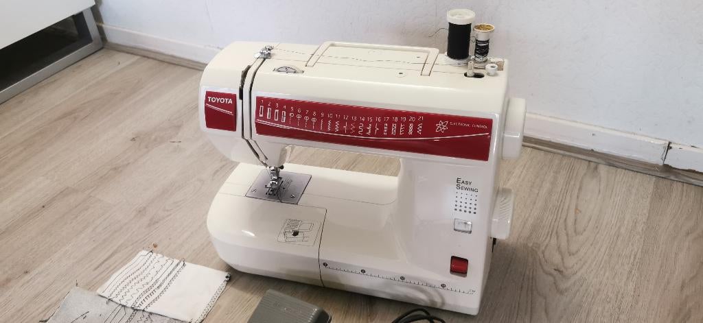 Naaimachine Toyota ES121 RS, Hobby en Vrije tijd, Naaimachines en Toebehoren, Zo goed als nieuw, Naaimachine, Overige merken, Ophalen of Verzenden