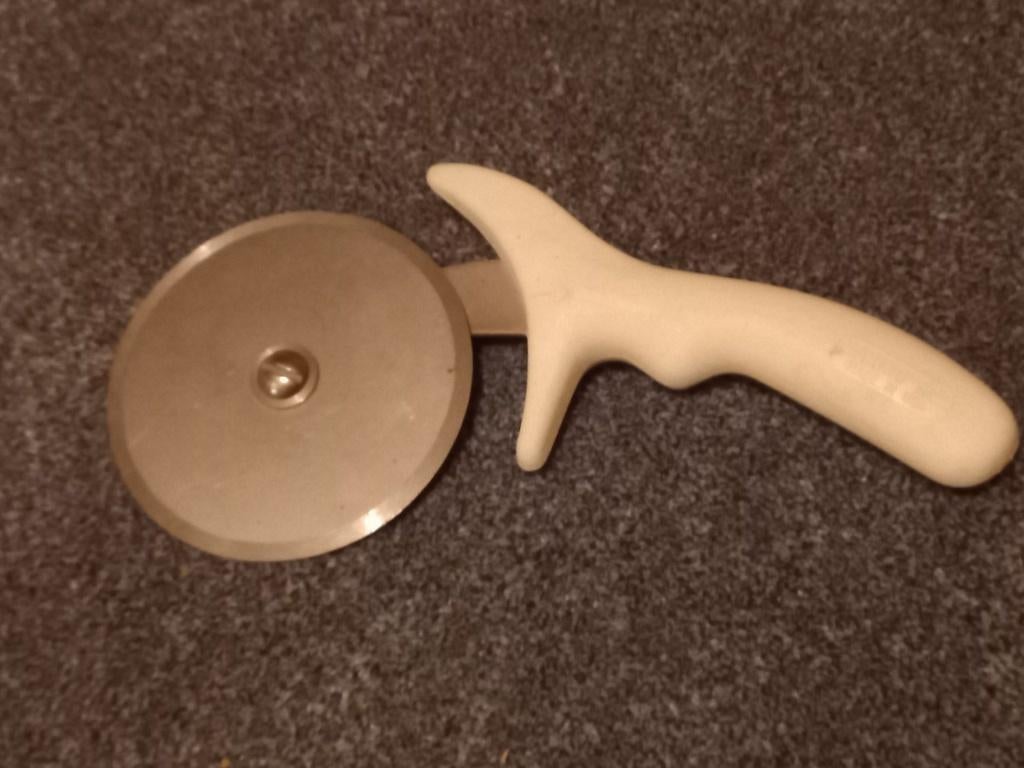 Pizza Snijder Snijwiel 10 cm. RVS met kunststof  handvat, Ophalen, Zo goed als nieuw