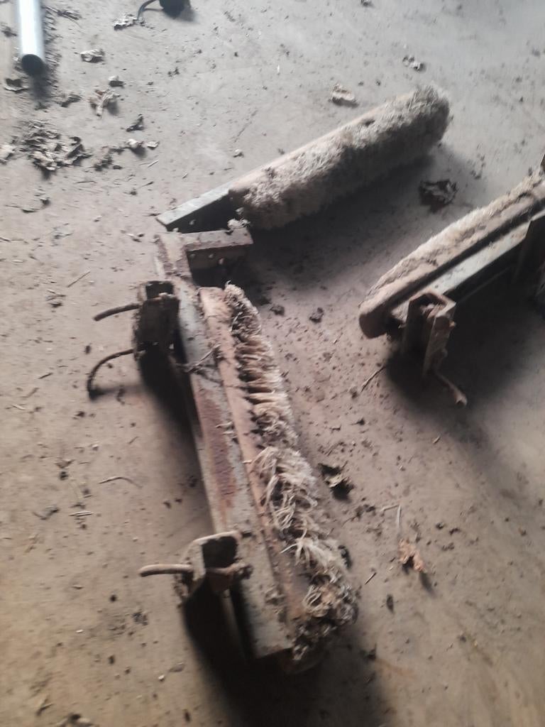 3 Koe Borstels - Gebruikt, Stalling