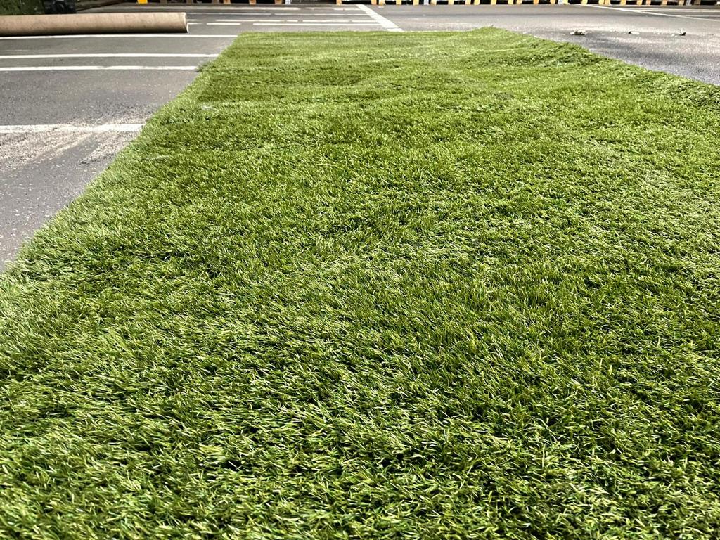 Mooi stuk Kunstgras 12m2 ( 4m x 3m) Hoog en Zacht €96,-, Ophalen of Verzenden, Zo goed als nieuw, 10 tot 20 m², Kunstgras