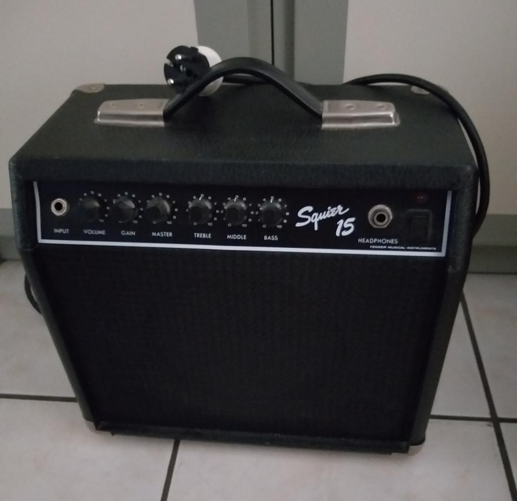Fender squier 15 gitaar versterker, Muziek en Instrumenten, Versterkers | Bas en Gitaar, Ophalen, Zo goed als nieuw, Gitaar, Minder dan 50 watt