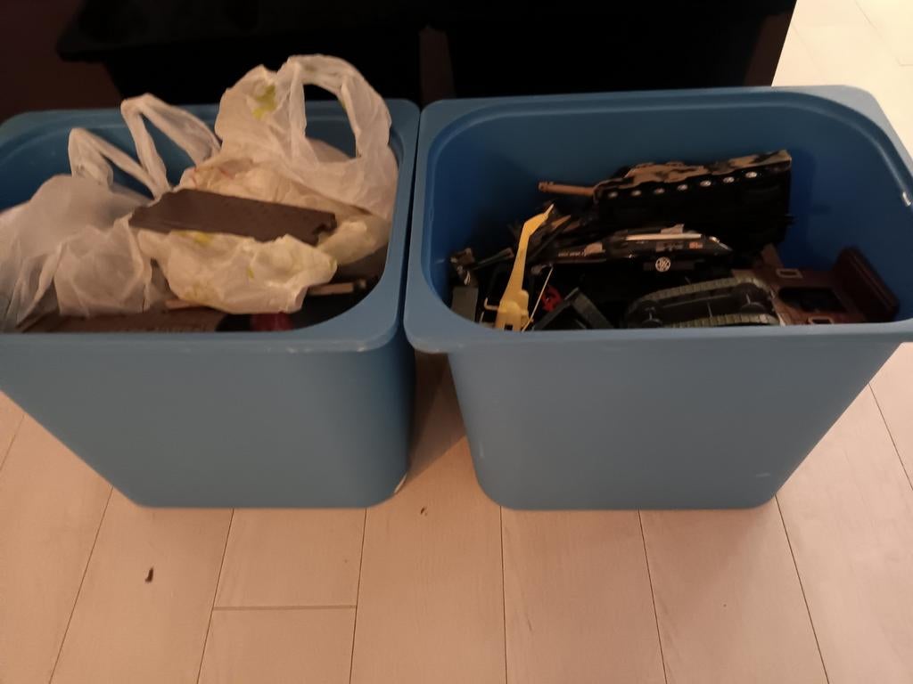 Plastic soldaten en voertuigen jaren 80 90 2 bakken vol, Ophalen of Verzenden