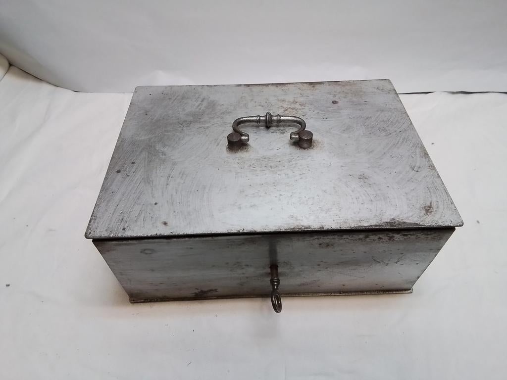 Oude metalen geldkist met sleutel, Ophalen of Verzenden