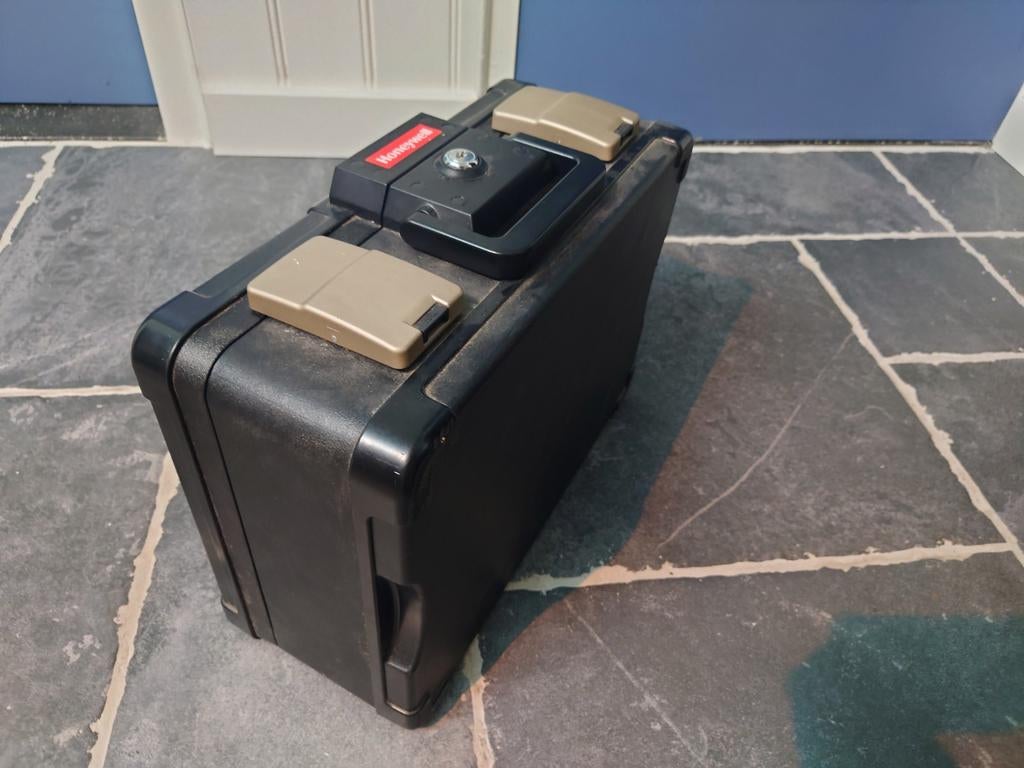 Honeywell Waterdichte & Vuurvaste Documentenkoffer, Sieraden, Tassen en Uiterlijk, Koffers, Gebruikt, Hard kunststof, Slot, Minder dan 50 cm