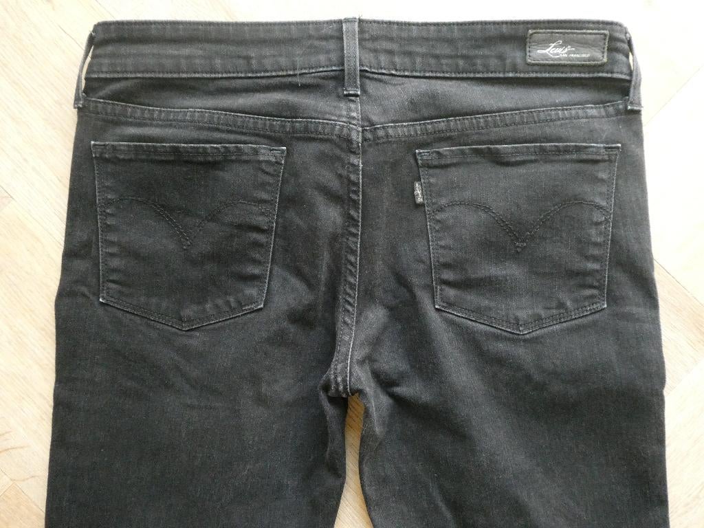 Mooie Zwarte Levi Skinny Slight Curve spijkerbroek,  30-34, Verzenden, Zwart, Zo goed als nieuw, W30 - W32 (confectie 38/40)