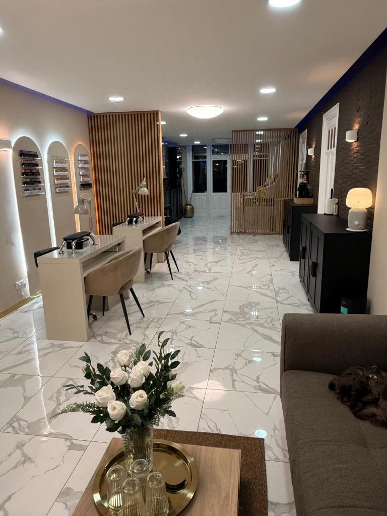 Stoel / werkplek te huur in beautysalon – Rotterdam Centrum, 50 m² of meer, Rotterdam