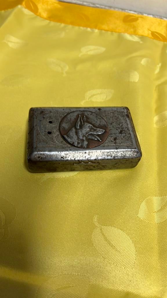 Antieke metalen Pruim - Tabaksdoosje met een hondekop op het, Verzamelen, Rookartikelen, Aanstekers en Luciferdoosjes, Ophalen of Verzenden