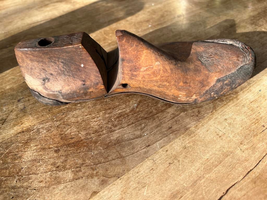 Antieke houten schoenleest met ijzeren zool, Antiek en Kunst, Antiek | Gereedschap en Instrumenten, Ophalen of Verzenden