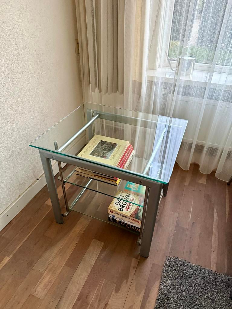 Modern glazen bijzettafeltje met metalen frame, Gebruikt, 55 tot 75 cm, Glas, Rechthoekig