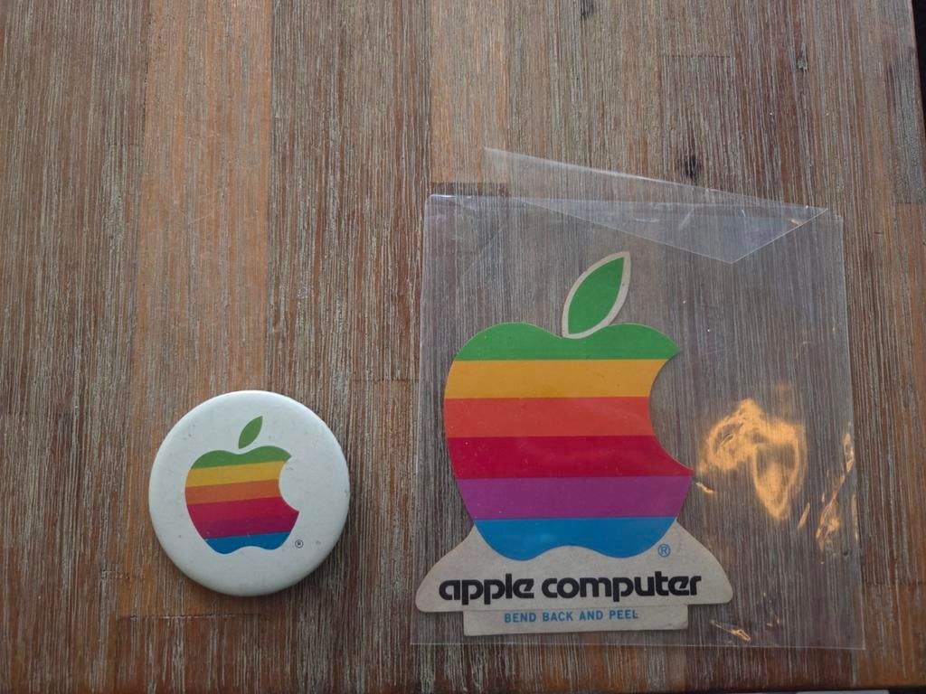 Apple sticker en broche., Ophalen of Verzenden, Overige materialen