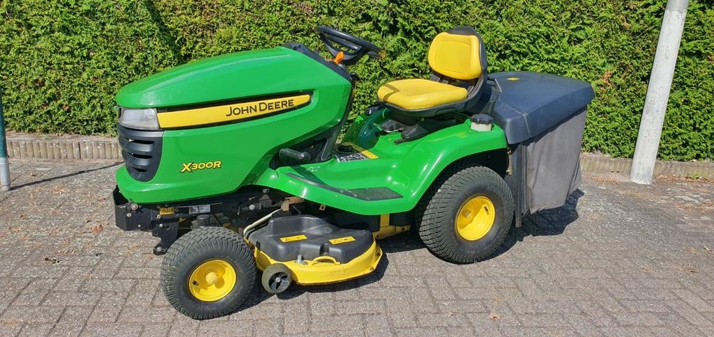 John deere x300r zitmaaier met opvangbak, Tuin en Terras, Zitmaaiers, Zo goed als nieuw, 90 tot 120 cm, Elektrische starter, Opvangbak