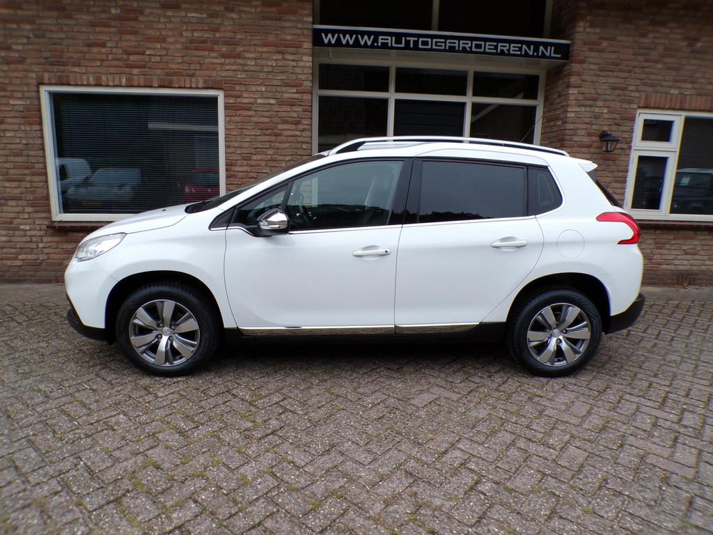 Peugeot 2008 1.2 VTi Allure, Voorwielaandrijving, Euro 5, Zwart, 1199 cc
