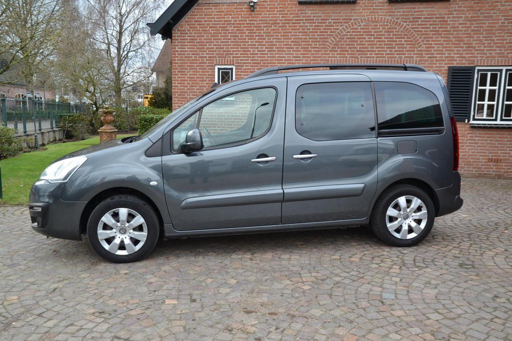 Citroen Berlingo 1.2 PureTech XTR - Airco - Navigatie+Camara, Voorwielaandrijving, Stof, Gebruikt, Zwart