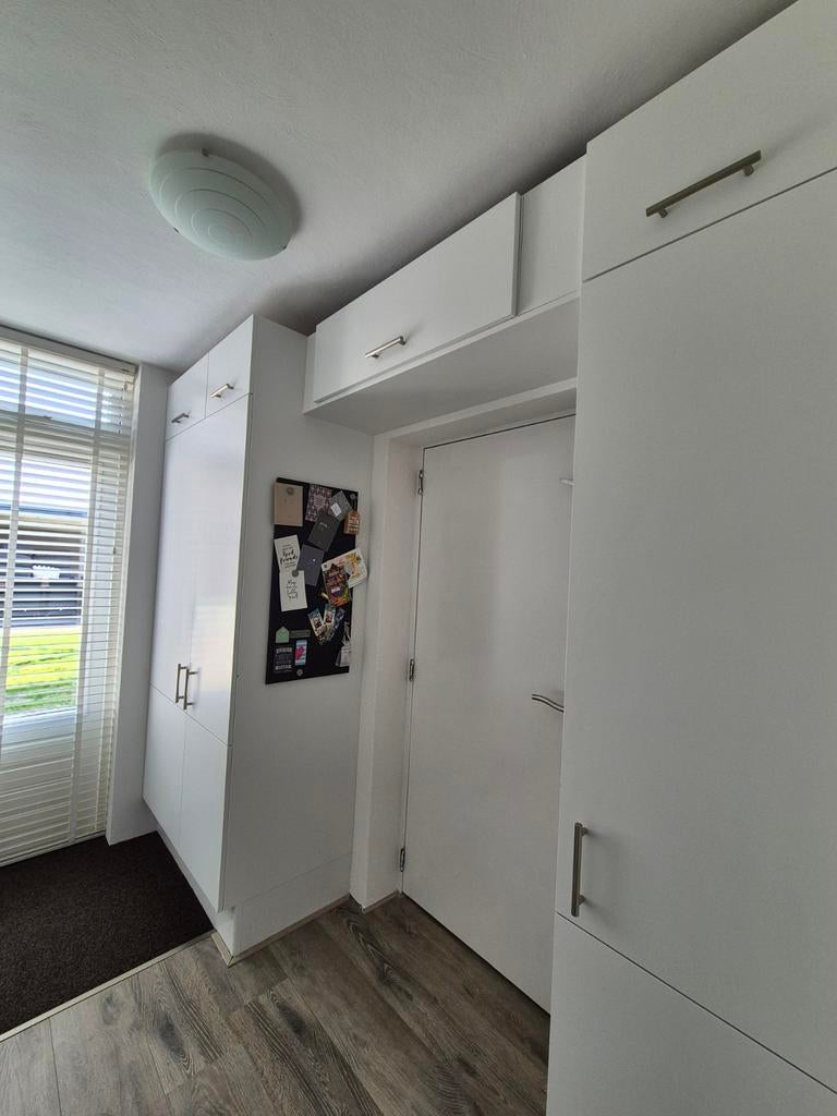 Moderne witte kastenwand voor extra opbergruimte, 250 tot 300 cm, 200 cm of meer, Ophalen of Verzenden, 25 tot 50 cm