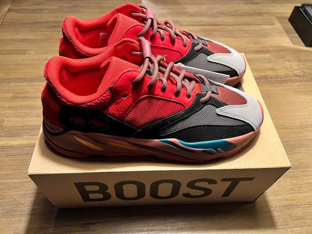 Yeezy 700 red, Ophalen of Verzenden, Zo goed als nieuw, Overige kleuren
