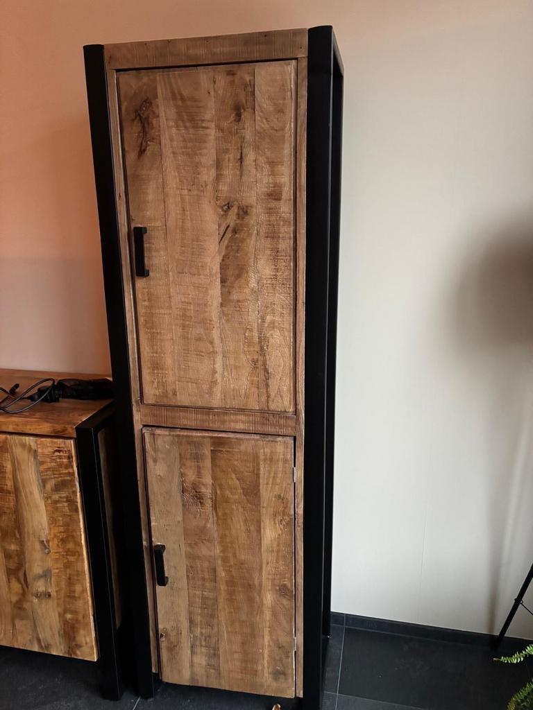 Hoge mango houten kast met metalen frame, Huis en Inrichting, Kasten | Overige, Ophalen, Gebruikt