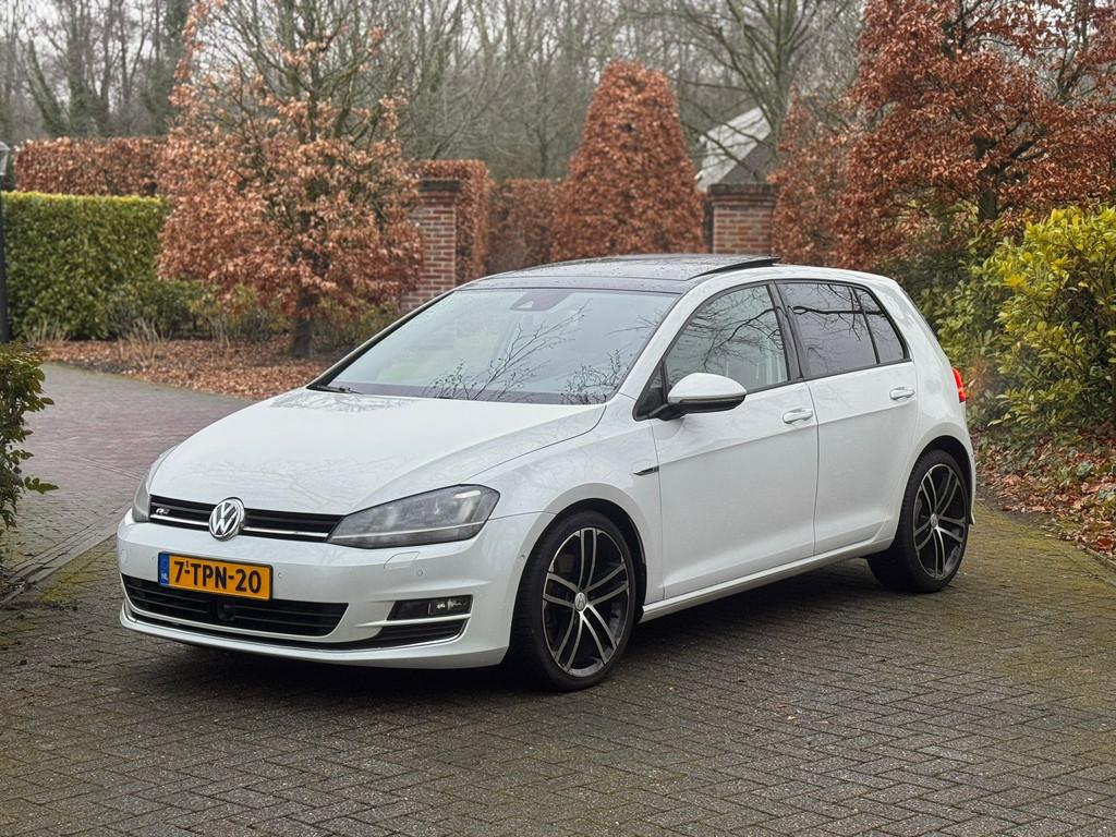 Volkswagen Golf Highline R Uitvoering Pano Aut. Leer. Apple., Gebruikt, 4 cilinders, Wit, Origineel Nederlands