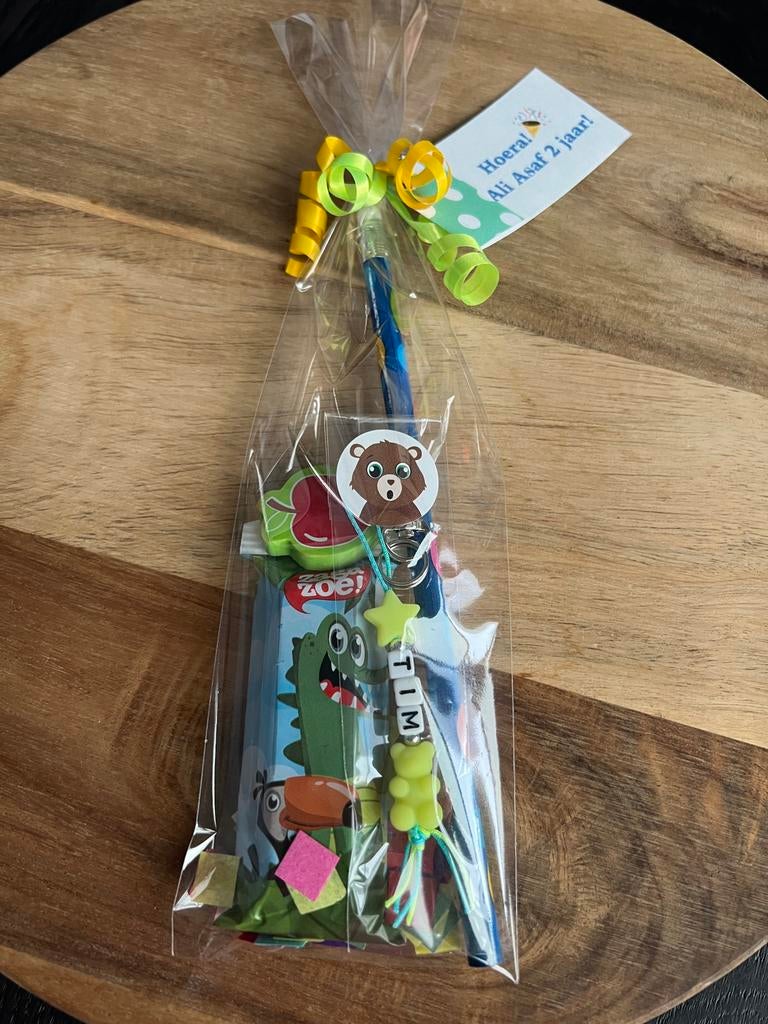 Complete traktatie met naam-hanger en persoonlijk kaartje!, Ophalen of Verzenden, Nieuw, Feestartikel, Verjaardag