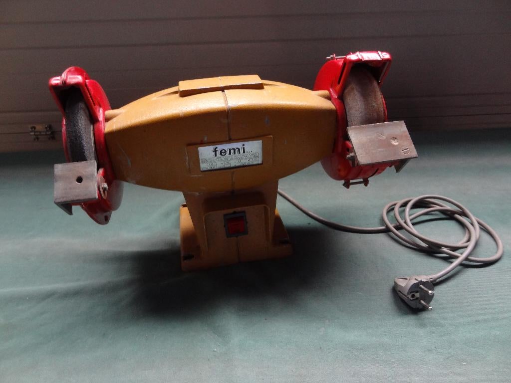 Grote tafel slijpmachine Femi, Ophalen of Verzenden, Gebruikt, Minder dan 700 watt, Werkbankslijpmachine